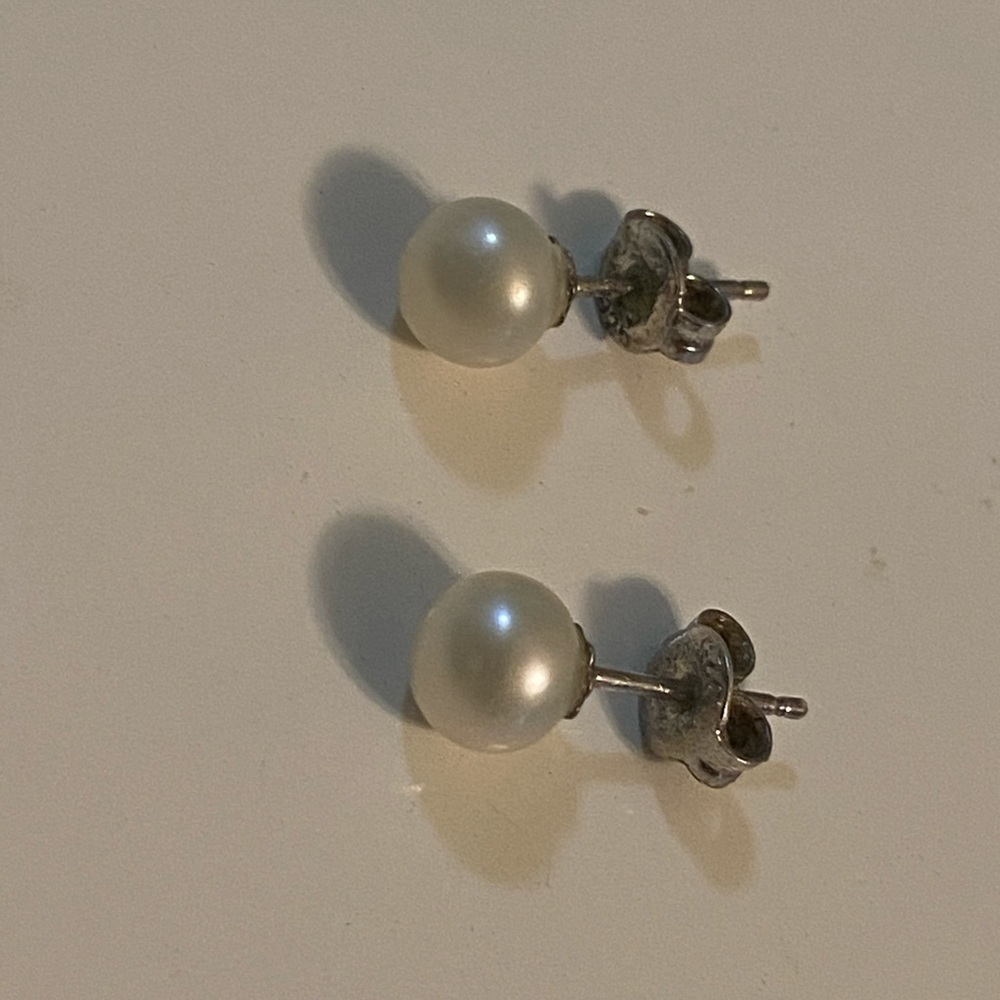 Genuine perfectly round 5mm pearl earrings - Picture 3 of 4